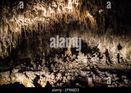 Stalactites et stalagmites dans la grotte de Carlsbad Cavern National Park, Nouveau Mexique Banque D'Images