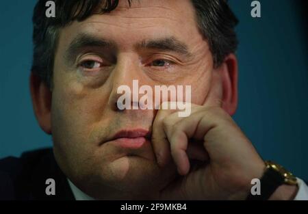 GORDON BROWN ANNONCE DE NOUVEAUX CRÉDITS D'IMPÔT. 16/9/02 PILSTON Banque D'Images