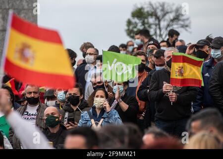 Madrid, Espagne. 19 avril 2021. Les partisans du parti VOX agitant des drapeaux lors d'un rassemblement dans le quartier de Fuenlabrada à Madrid. Le parti d'extrême droite VOX présente sa candidature pour les prochaines élections régionales de Madrid qui auront lieu le 4 mai 2021. Credit: Marcos del Mazo/Alay Live News Banque D'Images