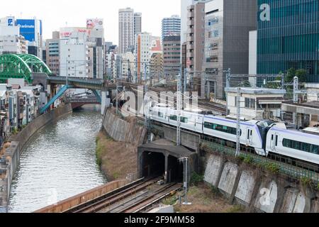 Tokyo, Japon - vue sur la rivière Kanda depuis le pont d'Ochanomizu près d'Ochanomizu, gare de Bunkyo, Tokyo, Japon. Banque D'Images