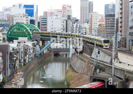 Tokyo, Japon - vue sur la rivière Kanda depuis le pont d'Ochanomizu près d'Ochanomizu, gare de Bunkyo, Tokyo, Japon. Banque D'Images