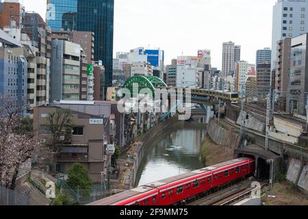 Tokyo, Japon - vue sur la rivière Kanda depuis le pont d'Ochanomizu près d'Ochanomizu, gare de Bunkyo, Tokyo, Japon. Banque D'Images