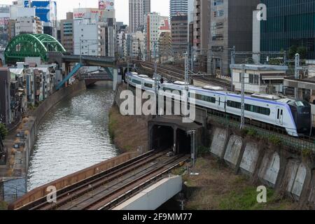 Tokyo, Japon - série JR East E353 sur la rivière Kanda vue depuis le pont Ochanomizu près d'Ochanomizu, gare de Bunkyo, Tokyo, Japon. Banque D'Images