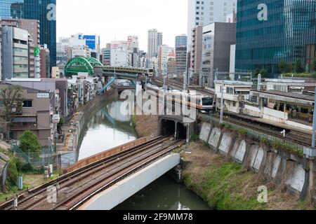 Tokyo, Japon - vue sur la rivière Kanda depuis le pont d'Ochanomizu près d'Ochanomizu, gare de Bunkyo, Tokyo, Japon. Banque D'Images