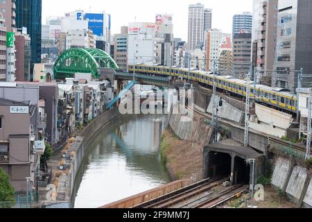 Tokyo, Japon - vue sur la rivière Kanda depuis le pont d'Ochanomizu près d'Ochanomizu, gare de Bunkyo, Tokyo, Japon. Banque D'Images