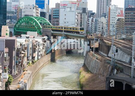 Tokyo, Japon - vue sur la rivière Kanda depuis le pont d'Ochanomizu près d'Ochanomizu, gare de Bunkyo, Tokyo, Japon. Banque D'Images