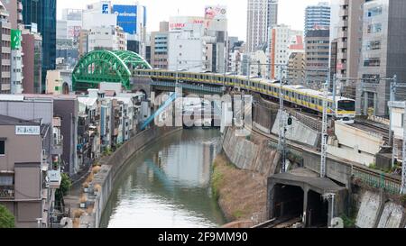 Tokyo, Japon - vue sur la rivière Kanda depuis le pont d'Ochanomizu près d'Ochanomizu, gare de Bunkyo, Tokyo, Japon. Banque D'Images