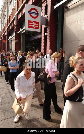 La file d'autobus à l'extérieur de la gare de Waterloo à 9 ceci Matin.18 juillet 2002 photo Andy Paradise Banque D'Images