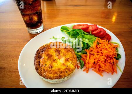 Gâteau au jambon et au fromage avec salade de carottes, d'arugula et de tomates. Banque D'Images