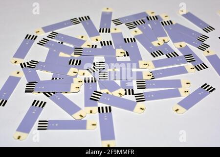 bandelettes de test pour les patients diabétiques qui mesurent le sucre sanguin (glucose sanguin) au hasard à la maison isolé sur fond blanc Banque D'Images