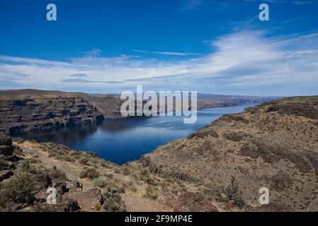 Vue sur le lac Wanapum et le fleuve Columbia sur l'État de Gingko Stationnement Banque D'Images