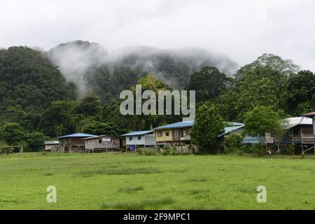 Un petit village près du parc national Gunung Mulu à Sarawak, Malaisie. Banque D'Images