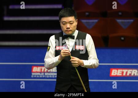 Sheffield, Grande-Bretagne. 19 avril 2021. Le Ding Junhui en Chine est en compétition lors du premier match avec Stuart Bingham en Angleterre au championnat du monde de Snooker à Sheffield, en Grande-Bretagne, le 19 avril 2021. Credit: Zhai Zheng/Xinhua/Alamy Live News Banque D'Images