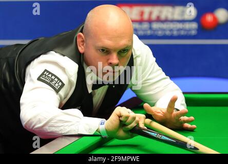 Sheffield, Grande-Bretagne. 19 avril 2021. Le 19 avril 2021, Stuart Bingham, en Angleterre, participe au premier match avec Ding Junhui, en Chine, au Championnat du monde de Snooker à Sheffield, en Grande-Bretagne. Credit: Zhai Zheng/Xinhua/Alamy Live News Banque D'Images