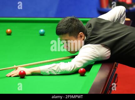 Sheffield, Grande-Bretagne. 19 avril 2021. Le Ding Junhui en Chine est en compétition lors du premier match avec Stuart Bingham en Angleterre au championnat du monde de Snooker à Sheffield, en Grande-Bretagne, le 19 avril 2021. Credit: Zhai Zheng/Xinhua/Alamy Live News Banque D'Images