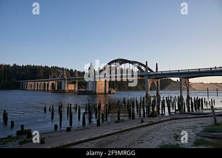 Siuslaw River Bridge à Florence, Oregon, dans la lumière du soir Banque D'Images