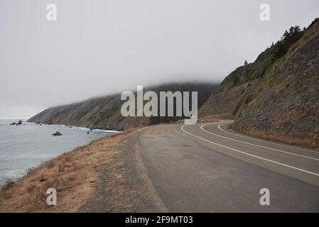 La route côtière sinueuse 101 avec brouillard et pacifique Banque D'Images
