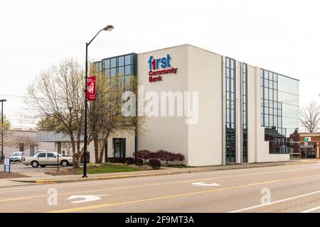 KINGSPORT, TN, USA--8 AVRIL 2021: Une succursale de First Community Bank, montrant le bâtiment, le drive-in et la rue en face. Banque D'Images