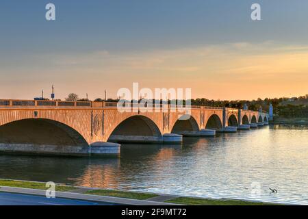 L'Arlington Memorial Bridge de l'autre côté de la rivière Potomac à Washington, D.C. Banque D'Images