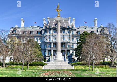 L'immeuble Eisenhower Executive Office à Washington, DC. En face se trouve le monument de la première division, hommage à ceux qui sont morts en servant dans les 1s Banque D'Images