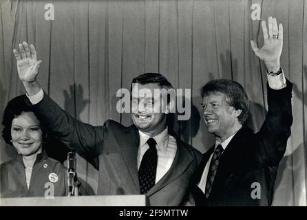 L'ancien vice-président Walter Mondale, qui a été vice-président sous l'ancien président carter et qui a été le candidat démocrate de 1984 pour le président, est décédé lundi à l'âge de 93 ans. PHOTO DE FICHIER. 19 avril 2021. 7 juillet 1976, New York, New York, États-Unis : une conférence de presse de jeudi matin tenue au siège de la campagne carter dans l'hôtel Americana où la candidature présidentielle Jimmy CARTER, à droite, a annoncé son choix pour le candidat à la vice-présidence, WALTER MONDALE, au centre, avec l'épouse de carter, ROSALYNN CARTER, gauche. Crédit : Keystone Press Agency/ZUMA Wire/Alay Live News Banque D'Images