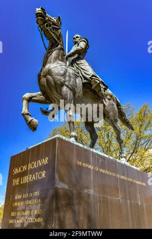 Washington, DC - 3 avril 2021 : sculpture en bronze plus grande que la statue de Simon Bolivar « The Liberator » sur un piédestal en marbre avec lettrage or. Banque D'Images