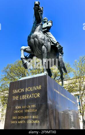 Washington, DC - 3 avril 2021 : sculpture en bronze plus grande que la statue de Simon Bolivar « The Liberator » sur un piédestal en marbre avec lettrage or. Banque D'Images