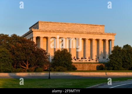 Washington, DC - 3 avril 2021 : Lincoln Memorial de l'arrière avec des spectateurs profitant du coucher du soleil au printemps à Washington, DC Banque D'Images