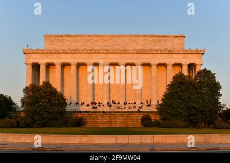 Washington, DC - 3 avril 2021 : Lincoln Memorial de l'arrière avec des spectateurs profitant du coucher du soleil au printemps à Washington, DC Banque D'Images