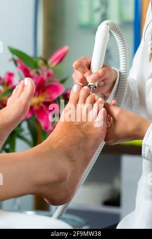 Woman receiving pédicure dans un Spa de jour, pieds ongles obtenir polish Banque D'Images