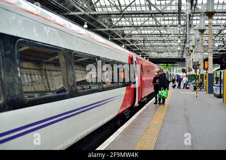 Edinburgh, Écosse, Royaume-Uni. Passagers sur une plate-forme à la gare Waverly d'Édimbourg. Banque D'Images