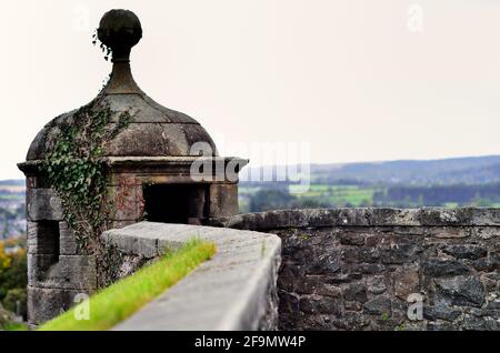 Stirling, Écosse, Royaume-Uni. Une vue sur Stirling et à l'horizon comme vu du haut du château de Stirling. Banque D'Images