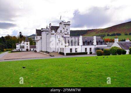 Blair Atholl, Écosse, Royaume-Uni. Les fondations du château de Blair datent du XIIIe siècle et aujourd'hui, sont l'un des châteaux les plus majestueux d'Écosse. Banque D'Images