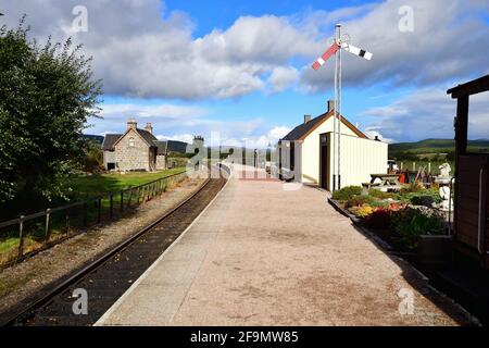 Broomhill, Écosse, Royaume-Uni. La gare et la plate-forme de Broomhill, desservie par le chemin de fer Strathspey. Banque D'Images