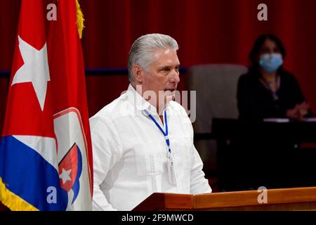 (210420) -- LA HAVANE, le 20 avril 2021 (Xinhua) -- le président cubain Miguel Diaz-Canel prend la parole lors du huitième Congrès du Parti communiste de Cuba (PCC) à la Havane, Cuba, le 18 avril 2021. Diaz-Canel a été élu lundi premier secrétaire du Comité central du PCC, comme successeur de Raul Castro, 89 ans, a rapporté les médias locaux. (Prensa Latina via Xinhua) Banque D'Images