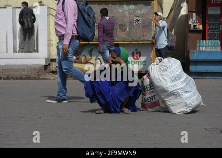 New Delhi, Inde. 19 avril 2021. En raison de l'épidémie de Covid -19 Delhi, le gouvernement a imposé un confinement de 7 jours dans l'État. C'est pourquoi un ouvrier qui migre à l'endroit indigène de la station de bus de Kaushambi à Delhi NCR. (Photo par Ishant Chauhan/Pacific Press) crédit: Pacific Press Media production Corp./Alay Live News Banque D'Images