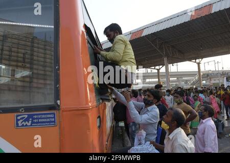 New Delhi, Inde. 19 avril 2021. En raison de l'épidémie de Covid -19 Delhi, le gouvernement a imposé un confinement de 7 jours dans l'État. C'est pourquoi un ouvrier qui migre à l'endroit indigène de la station de bus de Kaushambi à Delhi NCR. (Photo par Ishant Chauhan/Pacific Press) crédit: Pacific Press Media production Corp./Alay Live News Banque D'Images