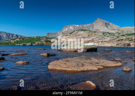 L'eau se déverse de la rive nord du lac Lion n° 2 Et le Mont Alice Banque D'Images