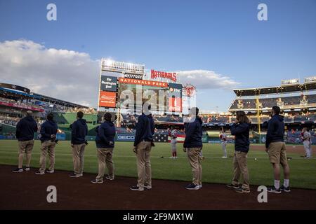 Washington, États-Unis. 19 avril 2021. L'hymne national est joué avant le début du match des Washington Nationals et des St. Louis Cardinals au Nationals Park à Washington, DC, le lundi 19 2021 avril. Photo par Tasos Katopodis/UPI crédit: UPI/Alay Live News Banque D'Images