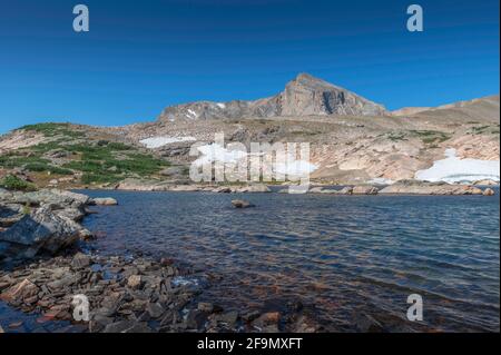 Les rochers s'étendent au milieu du lac Snowbank dans Rocky Parc national de Mountain Banque D'Images