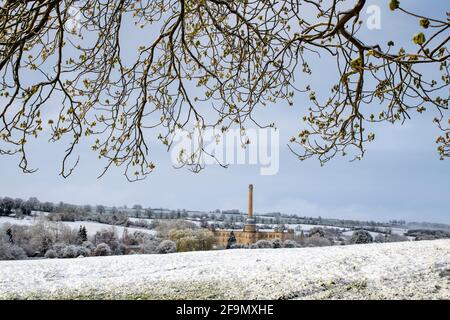 Bliss Tweed Mill dans la neige d'avril. Chipping Norton, Cotswolds, Oxfordshire, Angleterre Banque D'Images