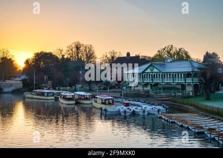 La rivière avon et le hangar à bateaux le matin du printemps glacial au lever du soleil. Stratford-upon-Avon, Warwickshire, Angleterre Banque D'Images