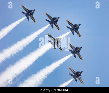 Le 15 avril 2021, les Blue Angels de la Marine américaine se présentent pour le spectacle aérien Sun N Fun à Lakeland, dans le centre de la Floride, aux États-Unis. Banque D'Images