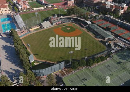 Une vue aérienne de Dedeaux Field sur le campus de l'Université de Californie du Sud, le dimanche 18 avril 2021, à Los Angeles. Le stade est le hom Banque D'Images