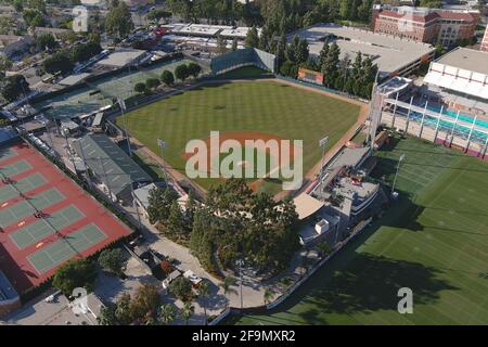 Une vue aérienne de Dedeaux Field sur le campus de l'Université de Californie du Sud, le dimanche 18 avril 2021, à Los Angeles. Le stade est le hom Banque D'Images