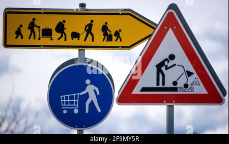 15 avril 2021, Mecklembourg-Poméranie occidentale, Grambow : les panneaux de signalisation du futur représentent un projet artistique du groupe d'artistes Reinigungsgesellschaft (Martin Keil et Henrik Mayer) dans le centre du village. Les artistes de Dresde ont mis au point un « système d'orientation pour le nouveau Grambow 2057 », qui visualise les idées et suggestions pour une vie rurale meilleure dans des pictogrammes colorés. Le contenu est le village de Grambow en l'an 2057, quand le village aura 700 ans. Douze panneaux de signalisation en tôle d'acier galvanisée traitent de questions telles que le changement climatique, le développement démographique, l'emploi, un Banque D'Images