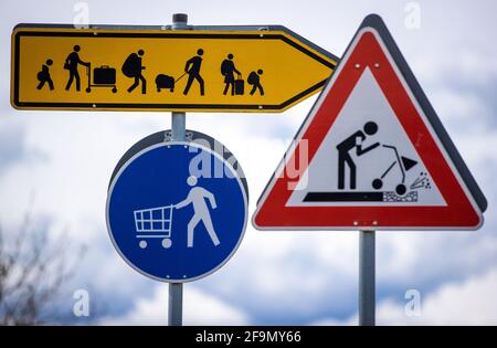 15 avril 2021, Mecklembourg-Poméranie occidentale, Grambow : les panneaux de signalisation du futur représentent un projet artistique du groupe d'artistes Reinigungsgesellschaft (Martin Keil et Henrik Mayer) dans le centre du village. Les artistes de Dresde ont mis au point un « système d'orientation pour le nouveau Grambow 2057 », qui visualise les idées et suggestions pour une vie rurale meilleure dans des pictogrammes colorés. Le contenu est le village de Grambow en l'an 2057, quand le village aura 700 ans. Douze panneaux de signalisation en tôle d'acier galvanisée traitent de questions telles que le changement climatique, le développement démographique, l'emploi, un Banque D'Images