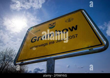 15 avril 2021, Mecklembourg-Poméranie occidentale, Grambow: Panneaux de signalisation du futur érigés dans le centre du village comme projet d'art par le groupe d'artistes 'Reinigungsgesellschaft' (Martin Keil et Henrik Mayer). Les artistes de Dresde ont développé un "système de guidage du Nouveau Grambow 2057", qui visualise les idées et les suggestions pour une vie meilleure dans la campagne en pictogrammes colorés. Le contenu est le village de Grambow en l'an 2057, quand le village aura 700 ans. Douze panneaux de signalisation en tôle d'acier galvanisé traitent de questions telles que le changement climatique, le développement démographique, les emplois, Banque D'Images