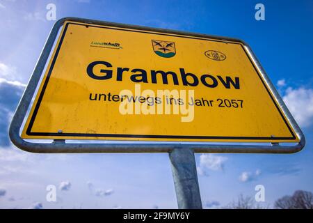 15 avril 2021, Mecklembourg-Poméranie occidentale, Grambow: Panneaux de signalisation du futur érigés dans le centre du village comme projet d'art par le groupe d'artistes 'Reinigungsgesellschaft' (Martin Keil et Henrik Mayer). Les artistes de Dresde ont développé un "système de guidage du Nouveau Grambow 2057", qui visualise les idées et les suggestions pour une vie meilleure dans la campagne en pictogrammes colorés. Le contenu est le village de Grambow en l'an 2057, quand le village aura 700 ans. Douze panneaux de signalisation en tôle d'acier galvanisé traitent de questions telles que le changement climatique, le développement démographique, les emplois, Banque D'Images