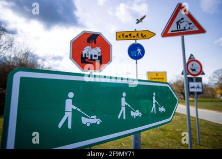 15 avril 2021, Mecklembourg-Poméranie occidentale, Grambow : les panneaux de signalisation du futur représentent un projet artistique du groupe d'artistes Reinigungsgesellschaft (Martin Keil et Henrik Mayer) dans le centre du village. Les artistes de Dresde ont mis au point un « système d'orientation pour le nouveau Grambow 2057 », qui visualise les idées et suggestions pour une vie rurale meilleure dans des pictogrammes colorés. Le contenu est le village de Grambow en l'an 2057, quand le village aura 700 ans. Douze panneaux de signalisation en tôle d'acier galvanisée traitent de questions telles que le changement climatique, le développement démographique, l'emploi, un Banque D'Images